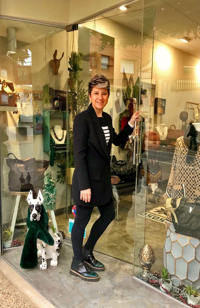 Laura Murillo a la entrada de su tienda de joyas artesanales "La Planta Cactácea" en Binefar, Huesca
